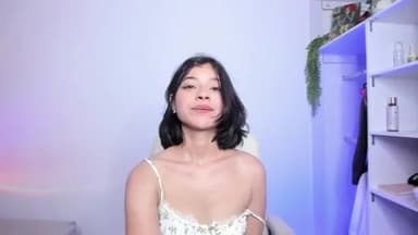 chica colombiana juguetona y joven