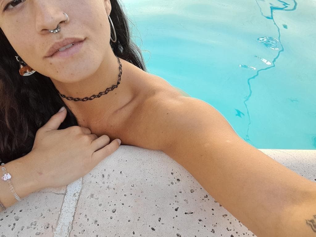 Photo 2 from Calentita en la piscina