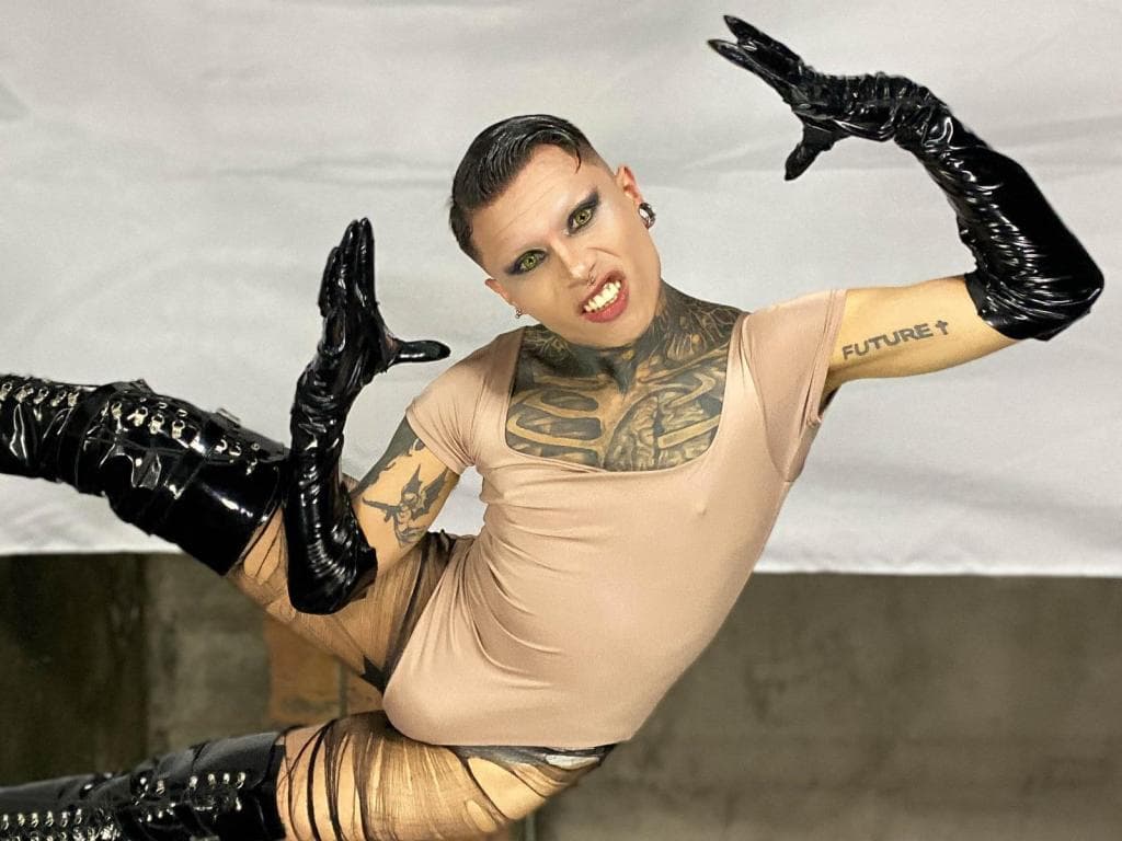 Photo 2 from Androgynous