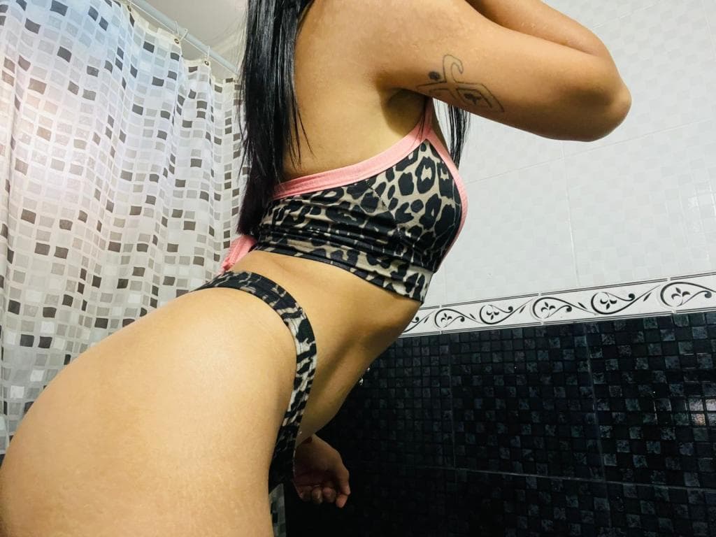 Photo 1 from Y una gotita de sudor bajandome por la rajita ?